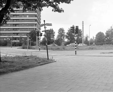 884353 Gezicht op het fietspad op het Europaplein te Utrecht, met links een paal met ANWB-richtingborden en enkele ...